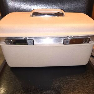 Vintage Aspen Beige Hard Shell Traincase